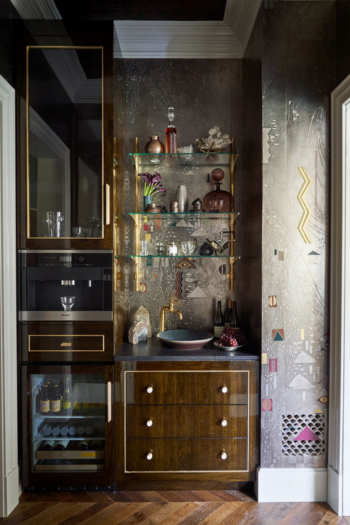 A wet bar topped with black quartz countertops, a bold backsplash, glossy see through cabinets, and crown modling.