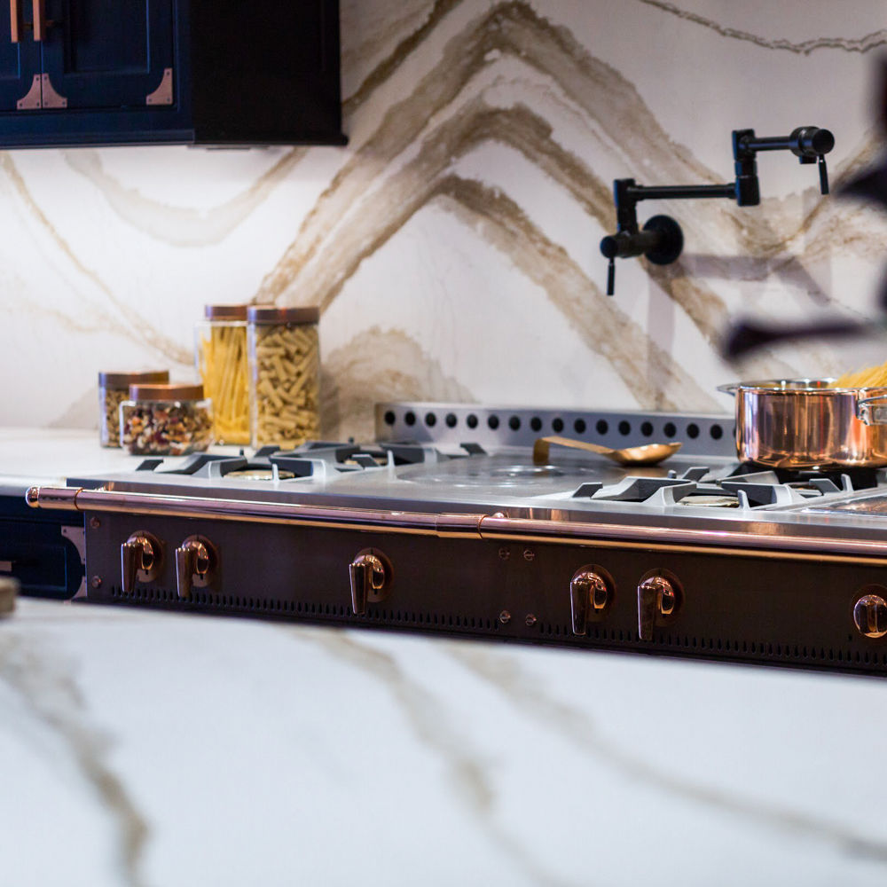 A kitchen with a backdrop featuring Cambria Brittanicca Gold Warm quartz.