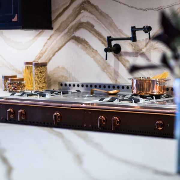 A kitchen with a backdrop featuring Cambria Brittanicca Gold Warm quartz.