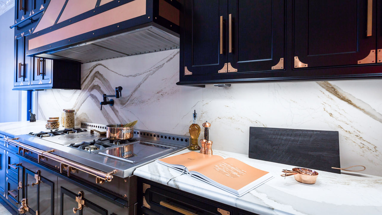 A matte black Brizo faucet and pot filler in front of a backsplash featuring Cambria Brittanicca Gold Warm quartz.