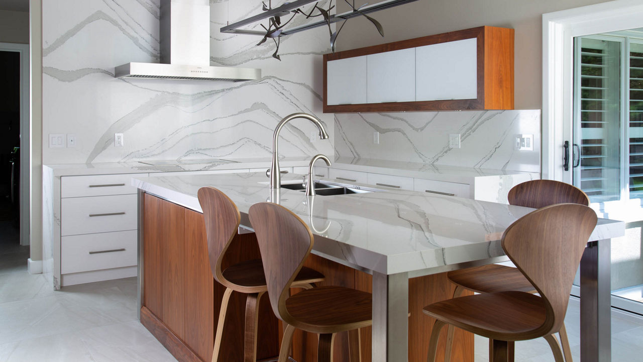 Cambria Brittanicca™ quartz kitchen countertops and full-height backsplash