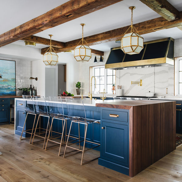 Brittanicca quartz island countertop in kitchen