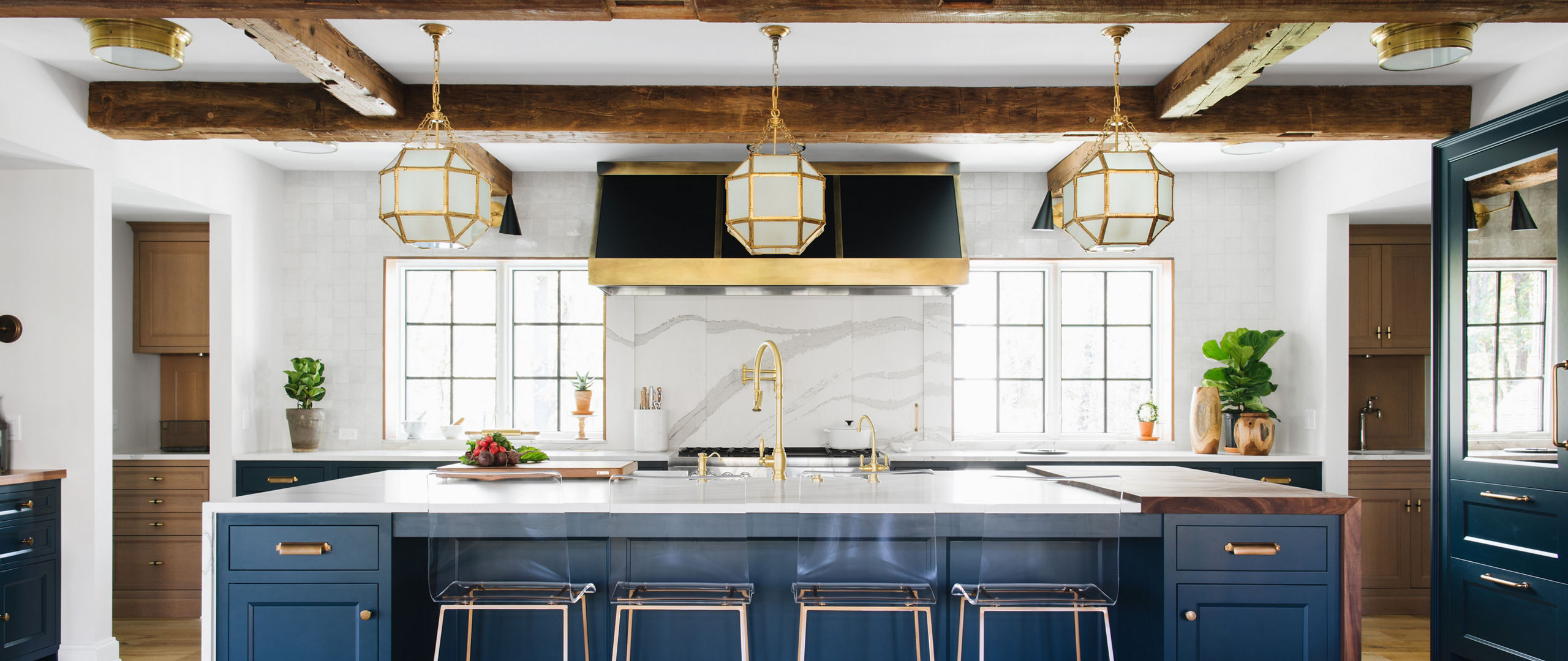 10 Inspiring Navy & White Kitchen Design Ideas