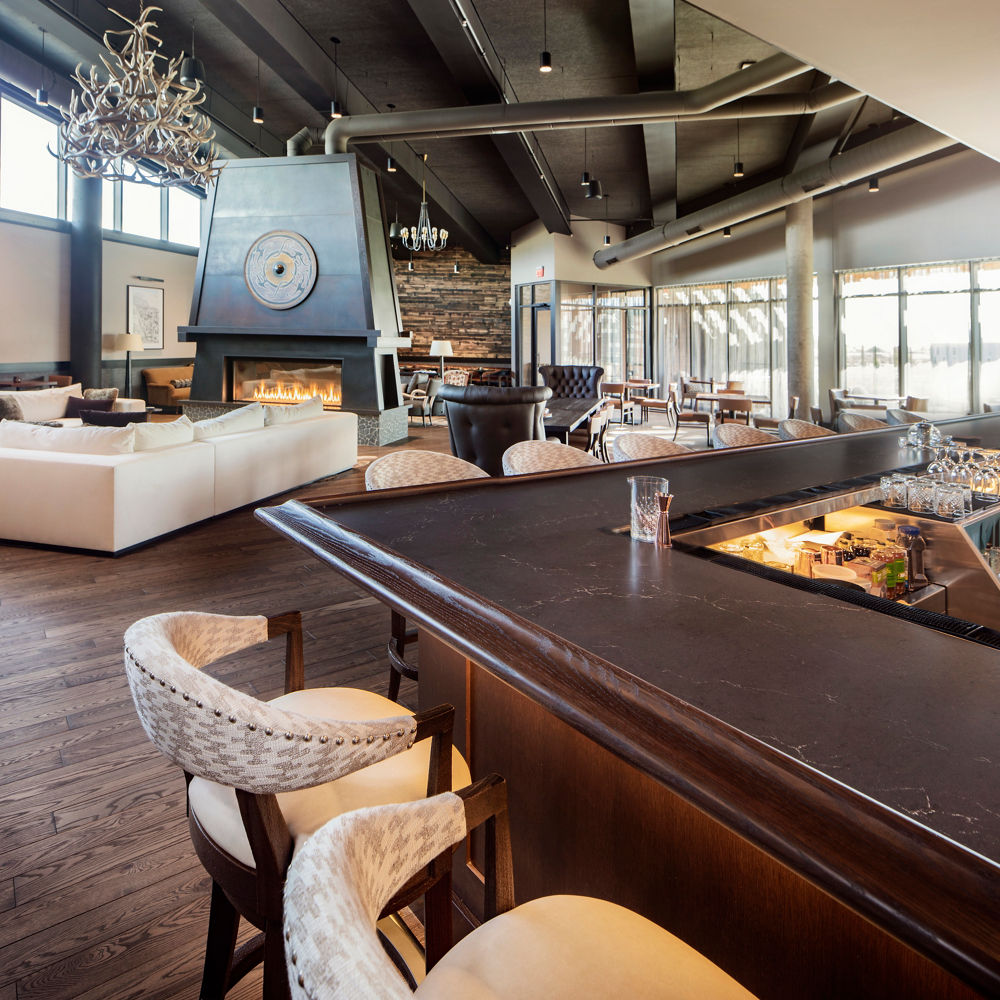 A bar in the Omni Viking Lakes Hotel lobby with a Cambria Charlestown quartz countertop.