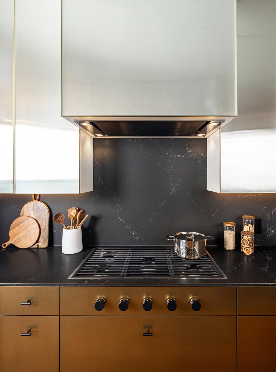 Cambria Charlestown quartz backsplash behind kitchen oven range