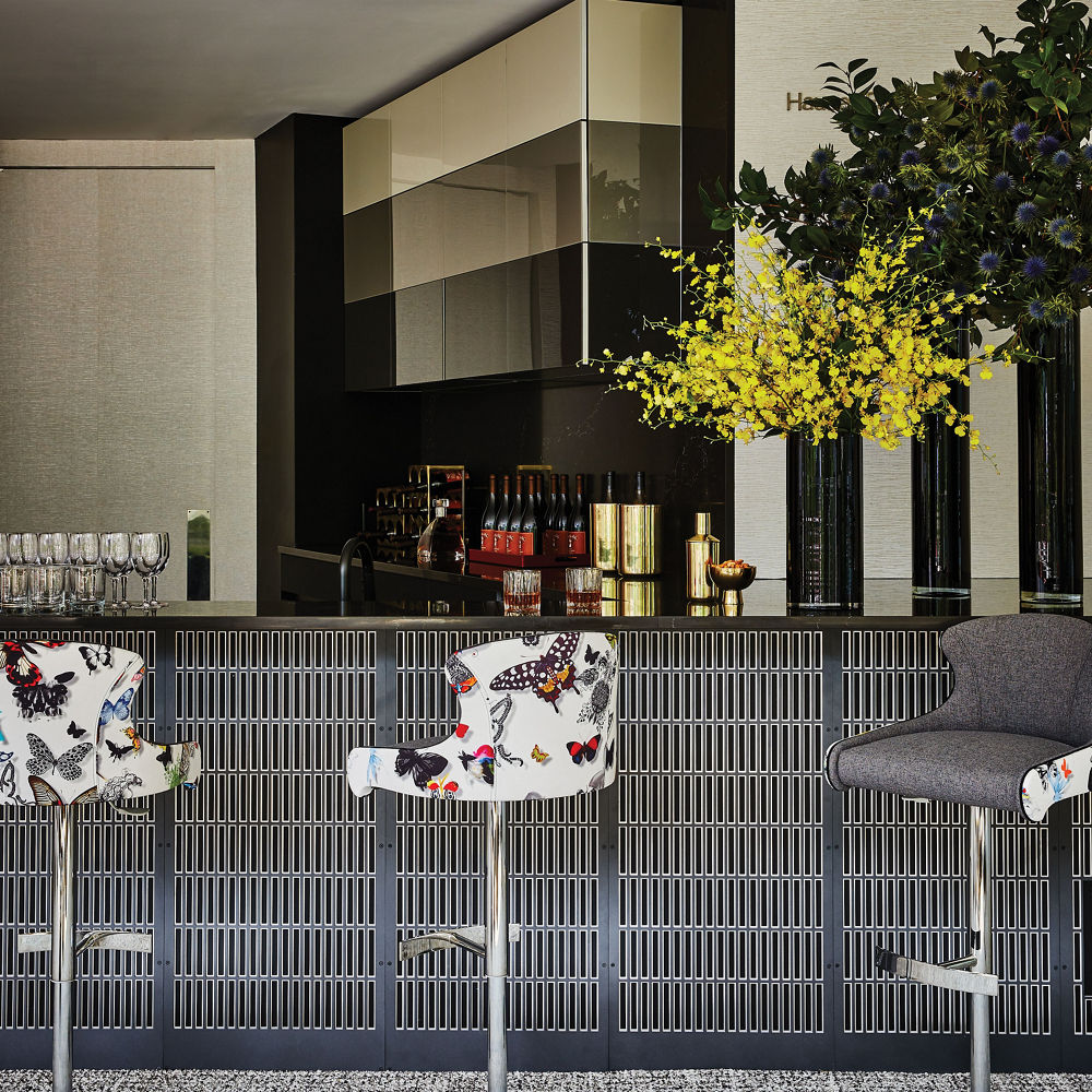 a lounge area with a bar topped with black quartz.