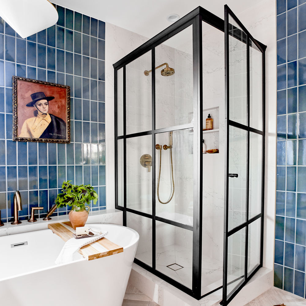 A white pop of Cambria COLTON™ quartz behind a Japanese soaking tub.