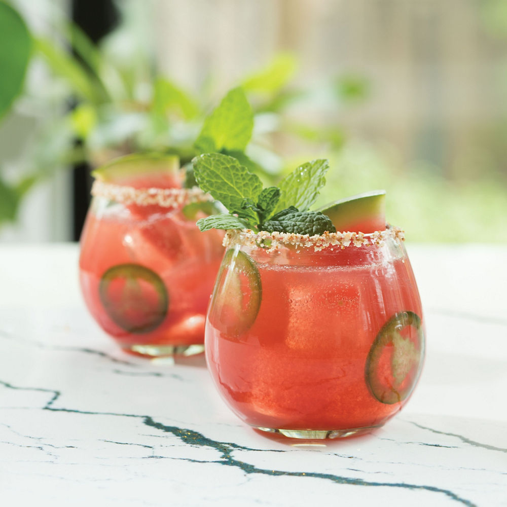 A Spicy Margarita sitting on Cambria Ivybridge™ quartz countertops.