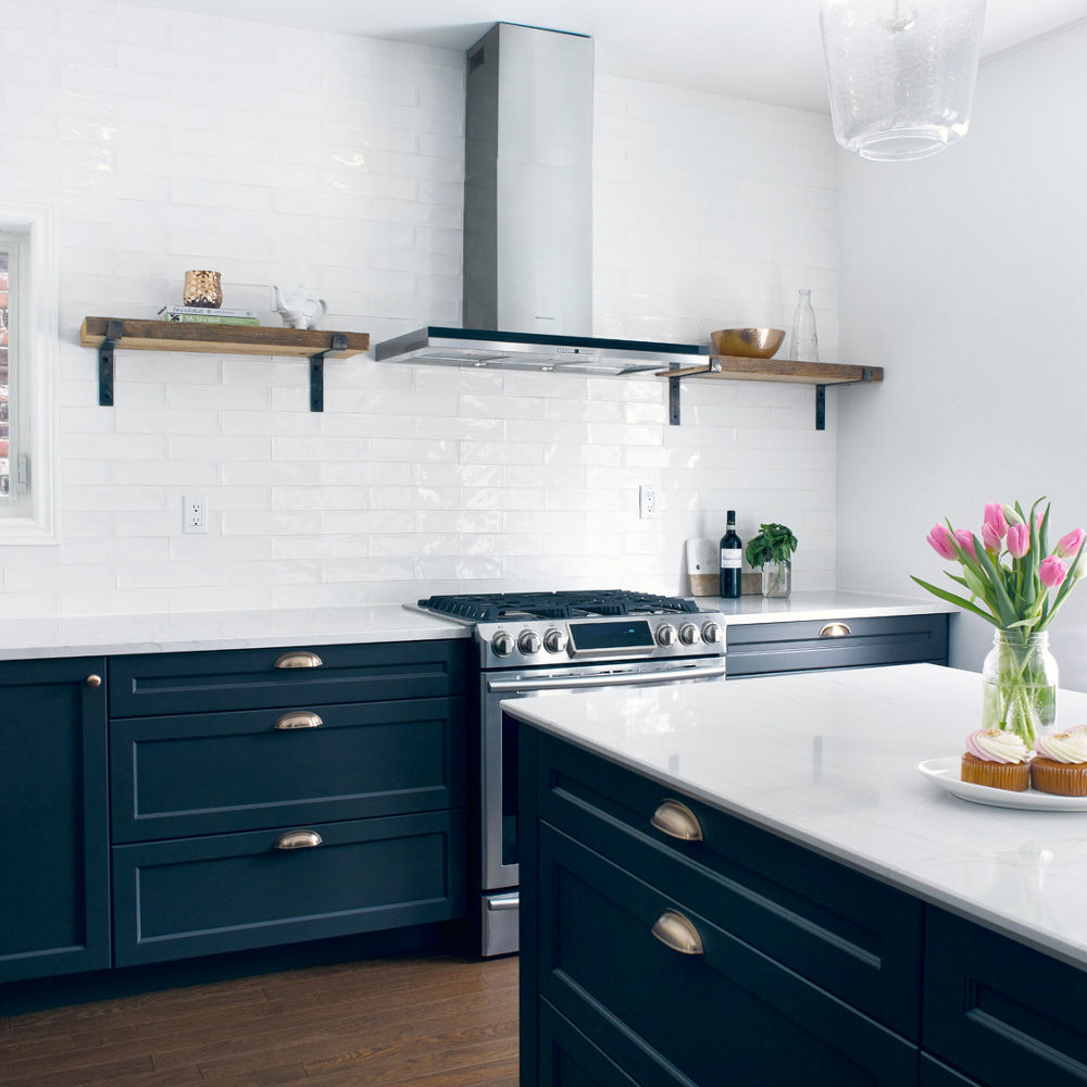 Navy and white kitchen featuring Ella countertops by Linnea Lions.