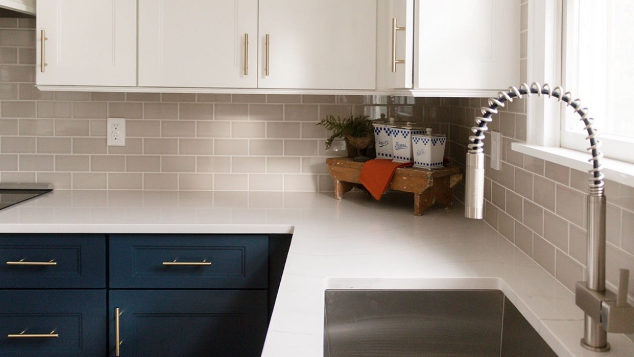 A Torquay Matte countertop design in the corner of the kitchen.