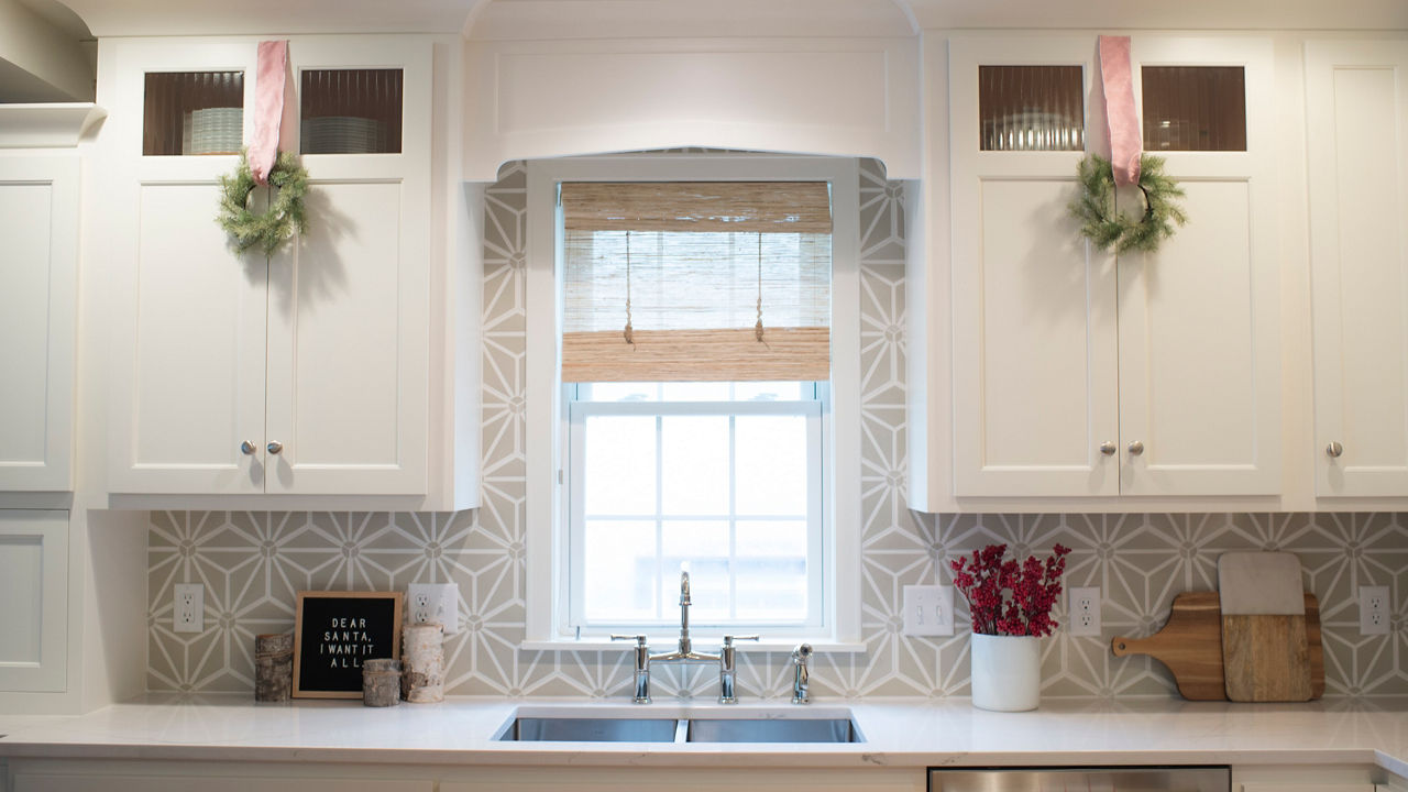 A light kitchen with Christmas decorations and Ella quartz countertops