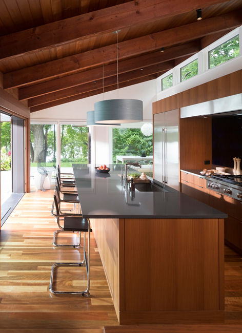 厨房配木地板并搭配柜台和厨房小岛,由Cambria FieldstoneQuartz顶台组成