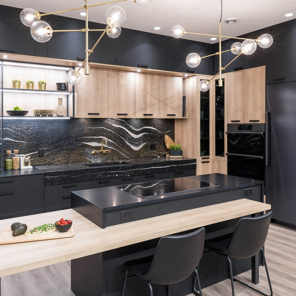 A kitchen with an island combine a wood counter and a black matte base.