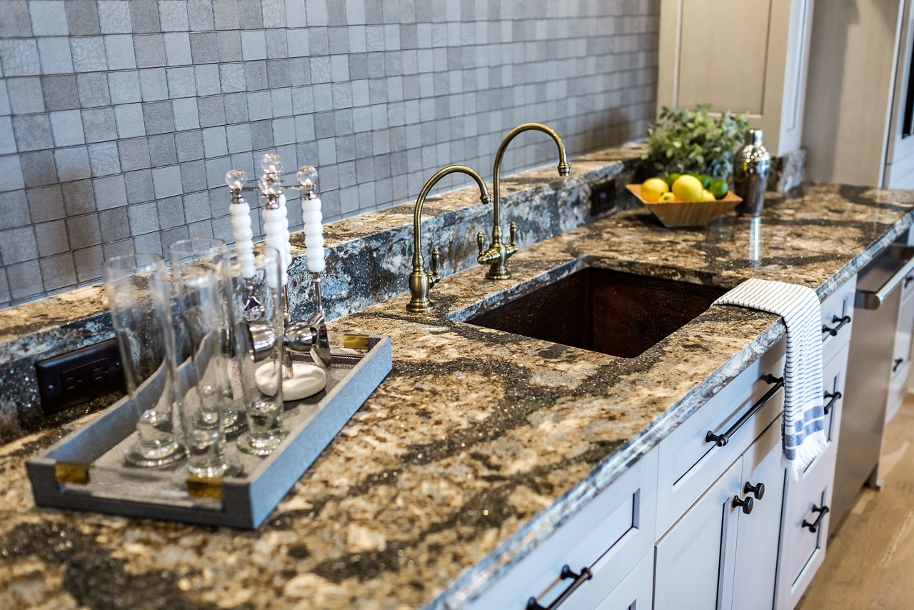 A stylish wet bar with Cambria Harlech quartz countertops
