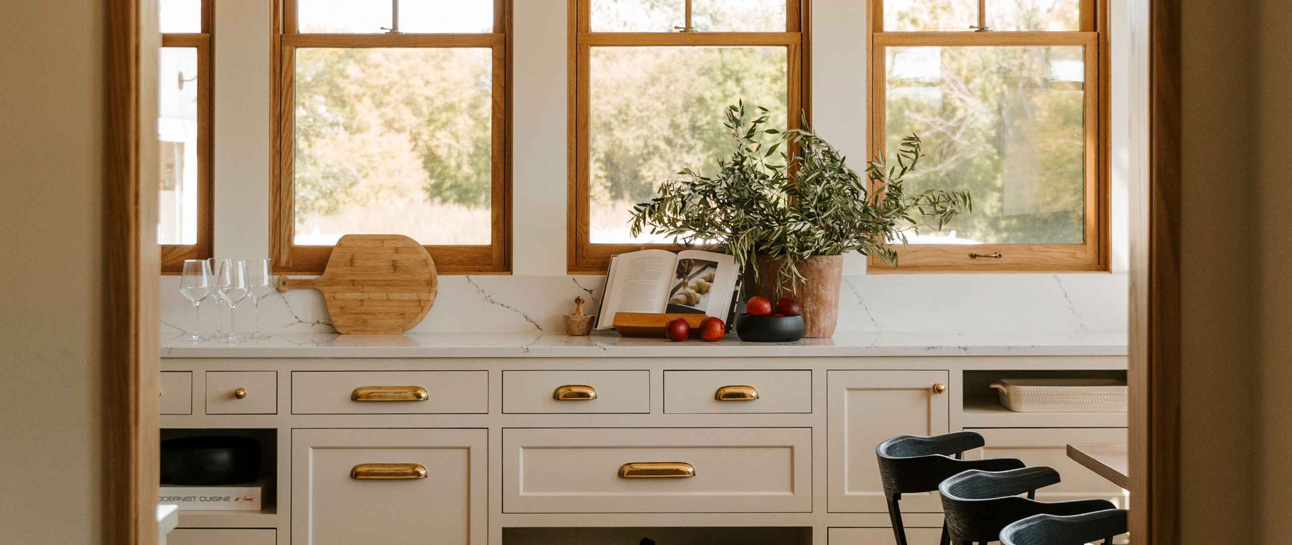 Modern cottage with hawksmoore quartz island