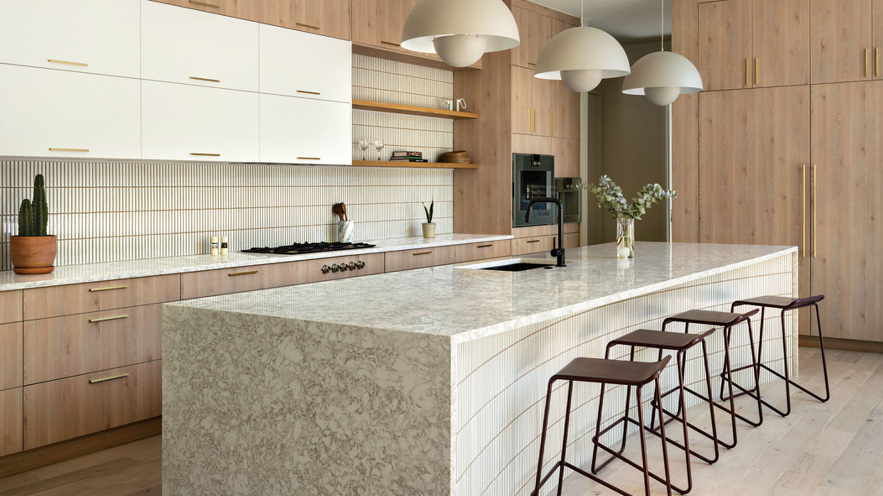 Rooted in Design: Modern Architecture with Welcoming Warm White Interiors