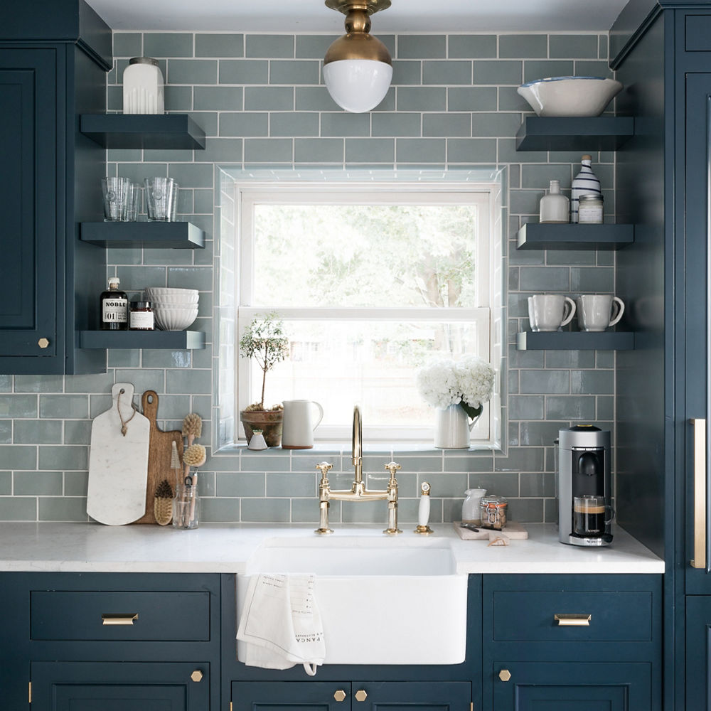 Transitional u-shape kitchen in blue and gold features navy blue