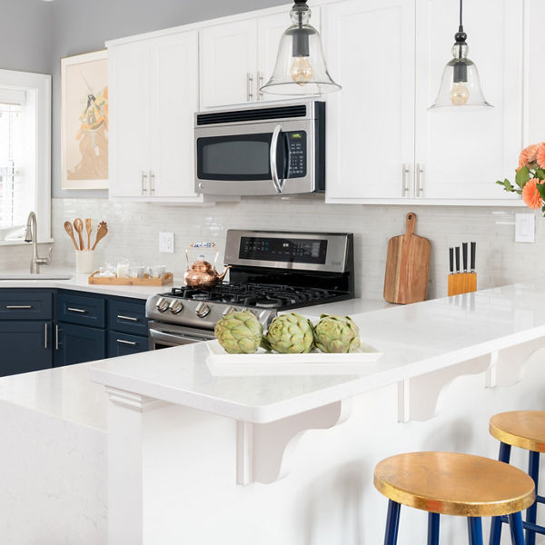 Weybourne quartz countertop in kitchen.