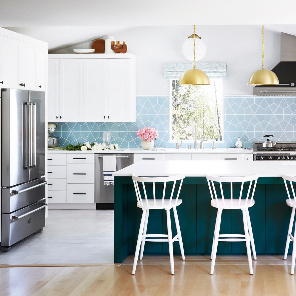 Blue and white kitchen featuring White Cliff Matte from Orlando Soria.